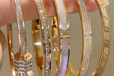 Set of 2 Stainless Steel Bracelets in a Non-Fading Golden Color, Adorned with Rhinestones, Unisex Fashionable Jewelry Suitable for All Occasions.