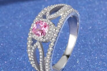 A Ladies' Ring with A 50-point Square Lab-grown Lab-grown Diamond Inlaid In S925 925 Silvery, Suitable As A Gift for Wedding Anniversaries, Birthdays, Valentine'S Day, Mother'S Day, Christmas, Labor Day, Made Of Pure Silvery And Anti-allergic.