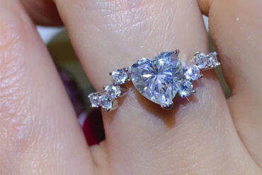 1-Carat Mozzarella Women'S Ring - Elegant Heart-Shaped Design, Synthetic Gemstone, Round Synthetic Gemstone with Claddagh Theme, VVS1, Perfect for Wedding, Engagement, Casual Attire, Mozzarella Style