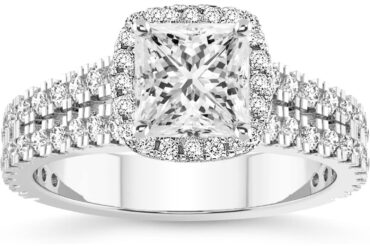 The VVS Lab-Grown Diamond Solitaire is a high-specification jewelry piece that prioritizes clarity, scale, and ethical luxury.      VVS Clarity Lab Diamond: Features a "Very, Very Slightly Included" gemstone, ensuring a crystal-clear appearance that is virtually indistinguishable from the finest natural diamonds.      Versatile Carat Range: Offered in 1, 2, 3, 4, and 5-carat options, providing a bespoke fit for every style, from minimalist elegance to breathtaking "statement" luxury.      Premium S925 Foundation: Forged from high-grade Sterling Silver and finished with an advanced electroplating layer to provide a hypoallergenic, high-luster glow.      Classic Four-Prong Mount: The minimalist setting is designed to "lift" the diamond, allowing maximum light entry to emphasize the stone's natural refraction.      Multi-Occasion Appeal: A timeless silhouette that serves as the perfect Engagement Ring, Wedding Band, or Valentine’s Day surprise.