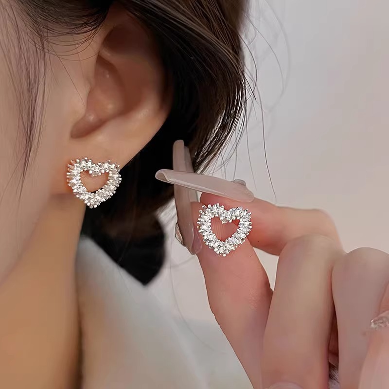 Women's Korean/Japanese Cute Heart Earrings - Minimalist Small Heart Studs, for Daily Wear & Party Jewelry, Valentine's Day Gift, Year-Round Elegant (No Plating)