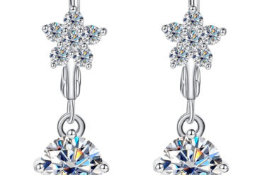 A Pair of S925 Sterling Silver Women's Earrings with a Petal Design, Featuring Lab-grown Lab-created Diamond, Including an IGI Certificate, D Color, VVS1 Clarity, Suitable for Brides, Weddings, Dates, Banquets, and Other Important Occasions.